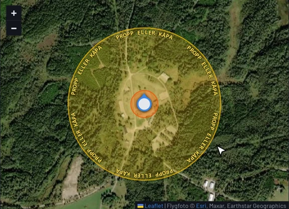 Flygfoto med gul bullercirkel märkt PROPP ELLER KÅPA och orange inre cirkel